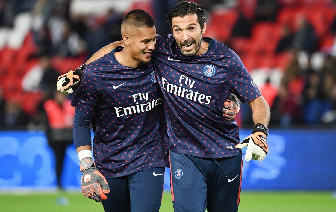 士展示了他 士展示了他