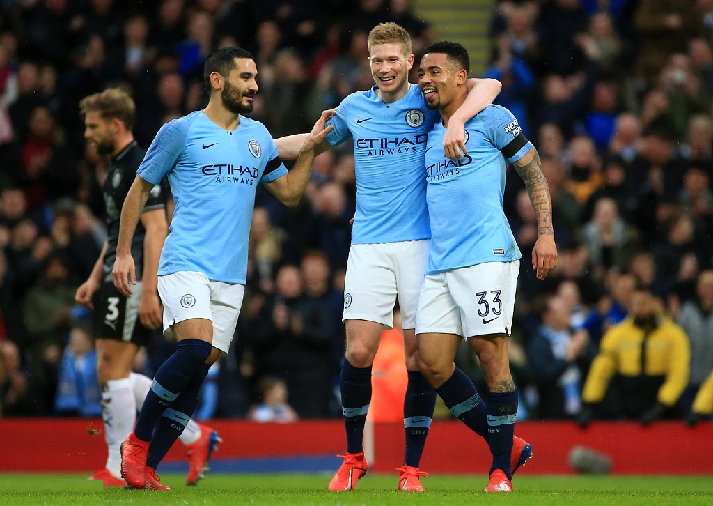 目光投向布 目光投向布