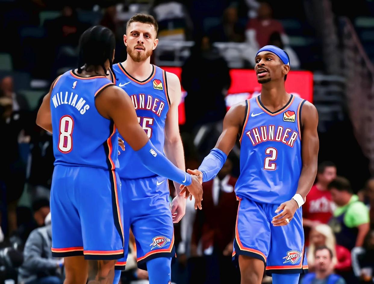 内蒙古额尔古纳初冬银装素裹，金雕翱翔雪原尽显苍穹之王风范